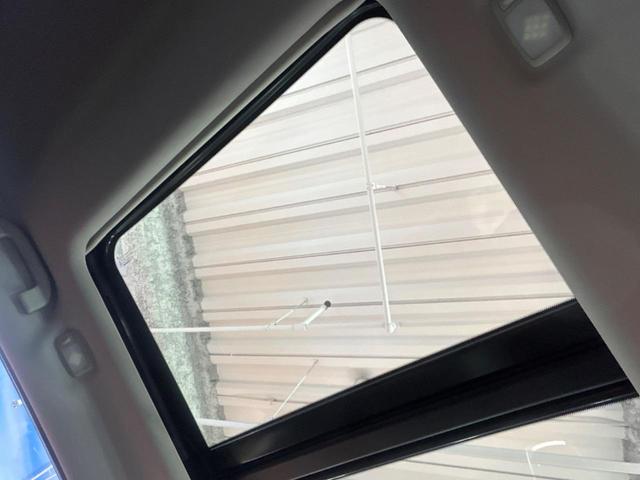 【サンルーフ】開放感たっぷりの希少装備、サンルーフが装着されています！車内に明かりを取り入れたり景色を楽しむ以外にも、車内の空気も簡単に換気できて快適です！