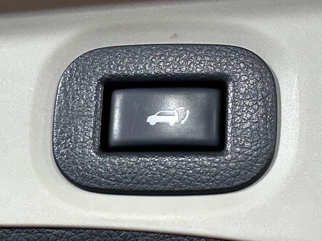 【パワーバックドア】スマートキーや運転席のボタンを押すだけでリアゲートが自動で開閉します！荷物を持っている時や、高い位置にあるバックドアを閉める際に便利な機能です♪