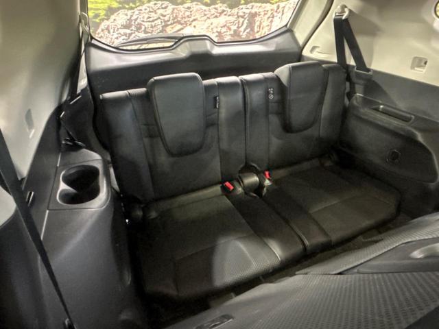 ３列目シートはもちろん状態良好☆大人でもゆったりと座って頂けますので、大人数でのお出かけもラクラクです♪ご家族で、気の知れた仲間で、ドライブに行くのが楽しみですね♪