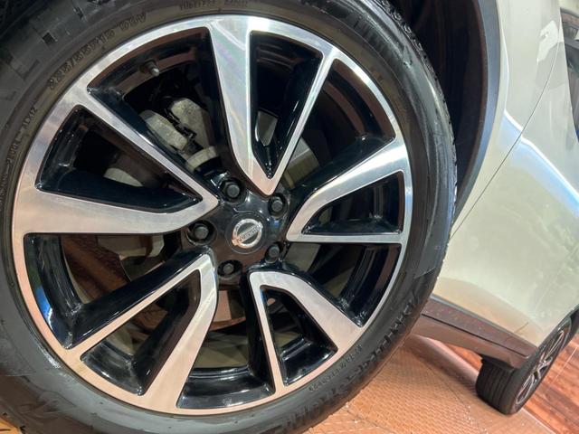 【純正１９インチアルミホイール】外観にマッチした純正アルミホイールを装着しております。各種社外アルミホイールや、スタッドレスタイヤも取扱いしております。是非ご相談ください♪