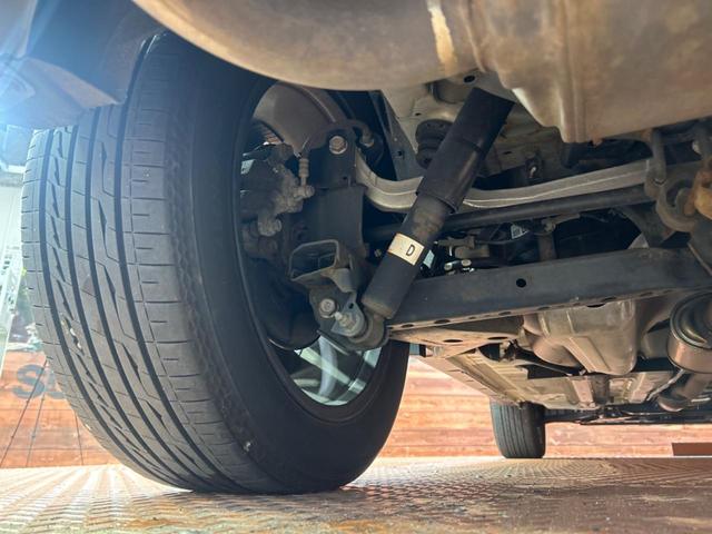 お車を安心してお乗りいただく為には、足回りの定期点検が欠かせません。サービスサポート（有償保証）では無料点検もご提供しており、安心のカーライフをお過ごしいただけるサポート体制が整っています。