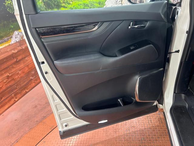 アルファード ２．５Ｓ　Ｃパッケージ　サンルーフ　フリップダウンモニター　純正９インチナビ付ディスプレイオーディオ　デジタルインナーミラー　ブラインドスポットモニター　フルセグ　Ｂｌｕｅｔｏｏｔｈ再生　両側電動スライドドア　電動リアゲート（64枚目）