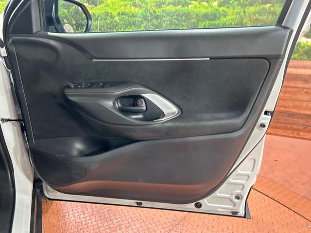 ヤリスクロス ハイブリッドＺ　純正ナビ付ディスプレイオーディオ　全周囲カメラ　トヨタセーフティセンス　禁煙車　レーダークルーズ　ブラインドスポットモニター　Ｂｌｕｅｔｏｏｔｈ再生　ＬＥＤヘッドライト　純正１８インチアルミホイール（36枚目）