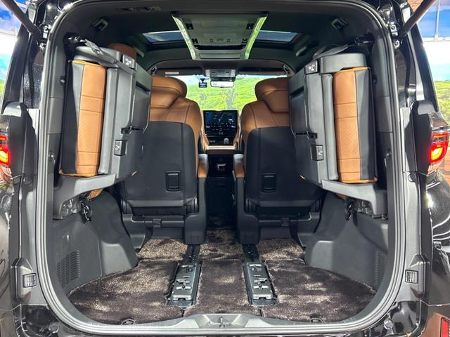 ヴェルファイアハイブリッド Ｚ　プレミア　ガラスルーフ　両側電動ドア　後席モニター　全周囲カメラ　１００Ｖ電源　衝突被害軽減システム　レーダークルーズ　禁煙車　電動リアゲート　レザーシート　前席シートエアコン　リアシートエアコン　ドラレコ（11枚目）