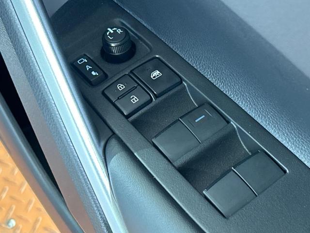 カローラクロス ハイブリッド Z ガラスルーフ モデリスタエアロ 純正10.5インチディスプレイオーディオ バックカメラ トヨタセーフティセンス 禁煙車 レーダークルーズ ブラインドスポットモニター ETC フルセグ(21枚目)