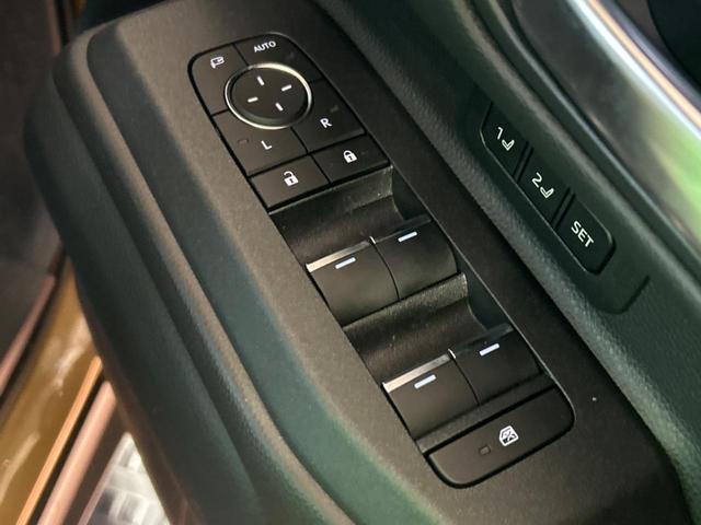 ランドクルーザー２５０ ＺＸ　禁煙車　サンルーフ　純正１２インチナビ　パノラマティックビューモニター　ＪＢＬサウンド　トヨタセーフティセンス　レーダークルーズ　電動リアゲート　デジタルインナーミラー　ドラレコ　三眼ＬＥＤヘッド（56枚目）