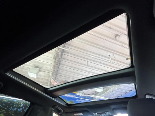 クラウンスポーツ Ｚ　禁煙車　パノラマルーフ　純正１２型ナビ　全周囲カメラ　デジタルインナーミラー　ブラインドスポットモニター　１００Ｖ電源　衝突被害軽減システム　レーダークルーズ　電動リアゲート　レザーシート（3枚目）