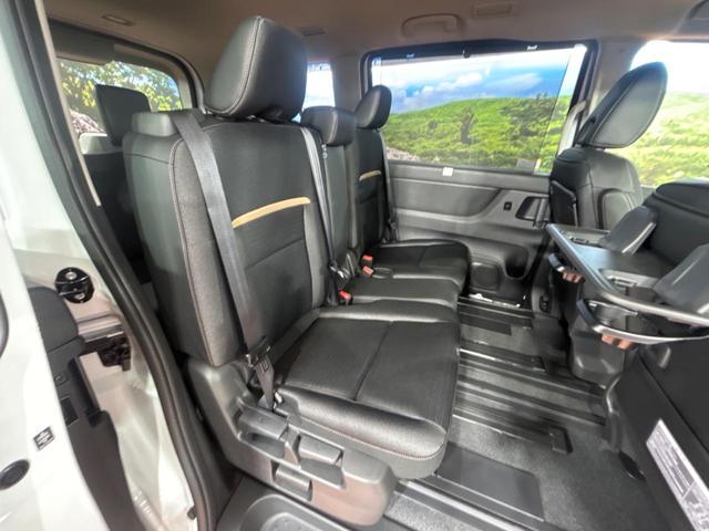 セレナ ハイウェイスターＶ　登録済み未使用車　メーカーオプション１２型ナビ　全周囲カメラ　エマージェンシーブレーキ　プロパイロット　両側パワースライドドア　ブラインドスポットモニター　ＬＥＤヘッド　純正１６インチアルミ　ＥＴＣ（9枚目）