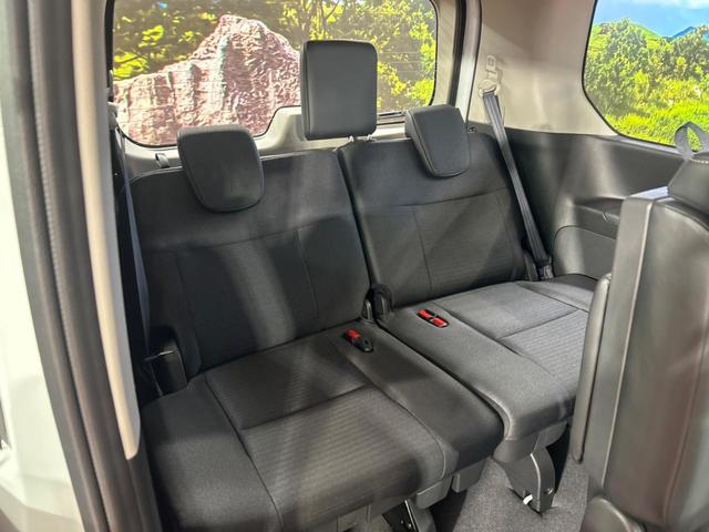 セレナ ハイウェイスターＶ　登録済み未使用車　メーカーオプション１２型ナビ　全周囲カメラ　エマージェンシーブレーキ　プロパイロット　両側パワースライドドア　ブラインドスポットモニター　ＬＥＤヘッド　純正１６インチアルミ　ＥＴＣ（10枚目）