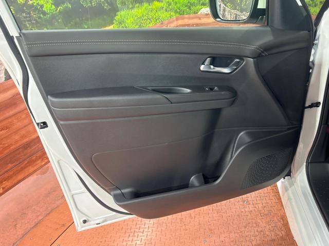 セレナ ハイウェイスターＶ　登録済み未使用車　メーカーオプション１２型ナビ　全周囲カメラ　エマージェンシーブレーキ　プロパイロット　両側パワースライドドア　ブラインドスポットモニター　ＬＥＤヘッド　純正１６インチアルミ　ＥＴＣ（55枚目）