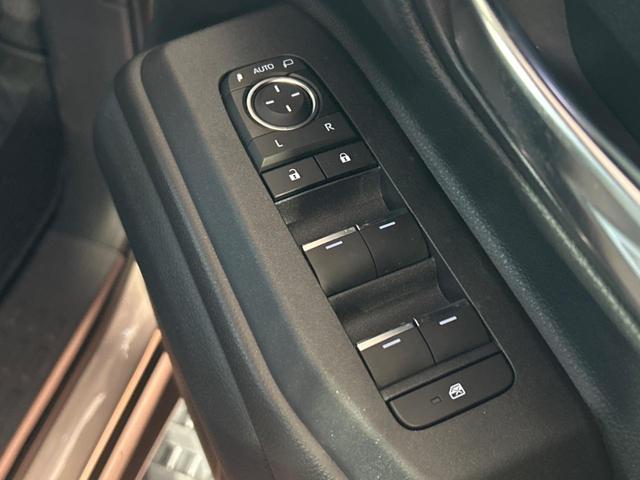 ランドクルーザー２５０ ＶＸ　禁煙車　サンルーフ　純正１２型ナビ　全周囲カメラ　レーダークルーズ　セーフティセンス　一眼丸目ＬＥＤヘッドライト　電動リアゲート　レザーシート　前席シートエアコン　パワーシート　コーナーセンサー（44枚目）