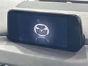 【８インチマツダコネクト】車内の雰囲気にマッチした大型のディスプレイ。スマホ接続でのナビ使用やＢｌｕｅｔｏｏｔｈ再生等、様々な機能が楽しめます。直感的なダイヤル操作が可能で、使い勝手も良好です。