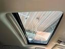 【サンルーフ】開放感たっぷりの希少装備、サンルーフが装着されています!車内に明かりを取り入れたり景色を楽しむ以外にも、車内の空気も簡単に換気できて快適です!