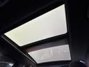 【調光パノラマルーフ】車内の解放感が一気に上がる大型パノラマルーフに調光機能がプラス！日差しが強い時、シェードを閉めなくてもガラスの透明度を調整することで心地よい明るさに♪