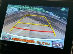 【バックカメラ】駐車時に後方がリアルタイム映像で確認できます。大型商業施設や立体駐車場での駐車時や、夜間のバック時に大活躍！運転スキルに関わらず、今や必須となった装備のひとつです！ 4