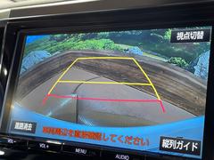 【バックカメラ】駐車時に後方がリアルタイム映像で確認できます。大型商業施設や立体駐車場での駐車時や、夜間のバック時に大活躍！運転スキルに関わらず、今や必須となった装備のひとつです！ 4