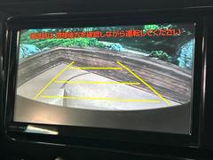 【バックカメラ】駐車時に後方がリアルタイム映像で確認できます。大型商業施設や立体駐車場での駐車時や、夜間のバック時に大活躍！運転スキルに関わらず、今や必須となった装備のひとつです！ 4