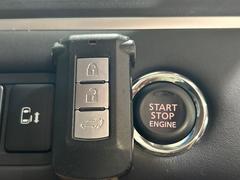 【オペレーションキー】カバンやポケットに入れたままでもドアの施錠・解錠が可能なスマートキーを装備。エンジンのオン・オフ時もカギを取り出す必要が無いからとっても便利です♪ 6