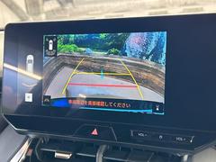 【バックカメラ】駐車時に後方がリアルタイム映像で確認できます。大型商業施設や立体駐車場での駐車時や、夜間のバック時に大活躍！運転スキルに関わらず、今や必須となった装備のひとつです！ 4