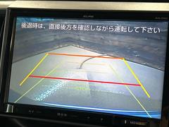 【バックカメラ】駐車時に後方がリアルタイム映像で確認できます。大型商業施設や立体駐車場での駐車時や、夜間のバック時に大活躍！運転スキルに関わらず、今や必須となった装備のひとつです！ 5