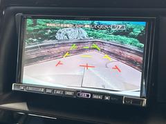 【バックカメラ】駐車時に後方がリアルタイム映像で確認できます。大型商業施設や立体駐車場での駐車時や、夜間のバック時に大活躍！運転スキルに関わらず、今や必須となった装備のひとつです！ 4