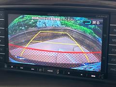 【バックカメラ】駐車時に後方がリアルタイム映像で確認できます。大型商業施設や立体駐車場での駐車時や、夜間のバック時に大活躍！運転スキルに関わらず、今や必須となった装備のひとつです！ 4