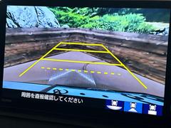 【バックカメラ】駐車時に後方がリアルタイム映像で確認できます。大型商業施設や立体駐車場での駐車時や、夜間のバック時に大活躍！運転スキルに関わらず、今や必須となった装備のひとつです！ 4