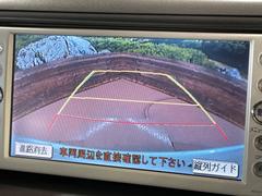 【バックカメラ】駐車時に後方がリアルタイム映像で確認できます。大型商業施設や立体駐車場での駐車時や、夜間のバック時に大活躍！運転スキルに関わらず、今や必須となった装備のひとつです！ 4