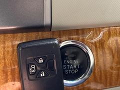 【スマートキー】カバンやポケットに入れたままでもドアの施錠・解錠が可能なスマートキーを装備。エンジンのオン・オフ時もカギを取り出す必要が無いからとっても便利です♪ 7