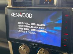 【大画面ナビ】人気の大型８インチナビを装備。存在感のある大画面はインパクト大！ナビ利用時のマップ表示は見やすく、テレビやＤＶＤは臨場感がアップ！いつものドライブがグッと楽しくなります♪ 4