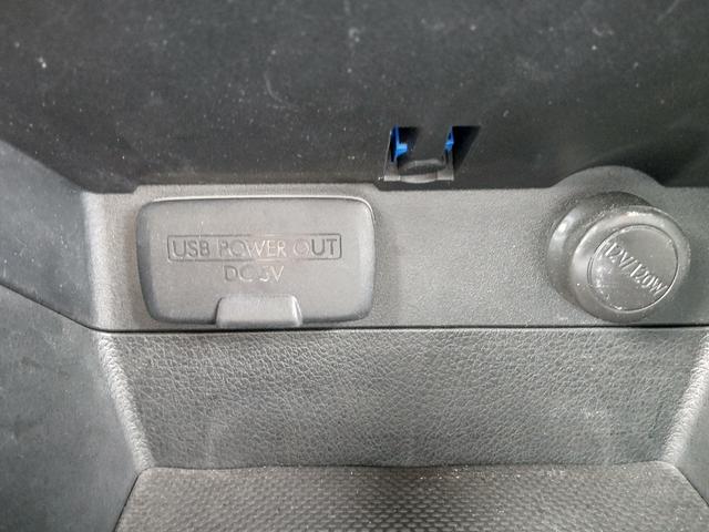 レヴォーグ １．６ＧＴアイサイト　４ＷＤ　前後クリアランスソナー　プッシュスタート　バックカメラ　純正ＳＤナビ地デジ　ビルトインＥＴＣ　アイサイトＶｅｒ３　衝突軽減ブレーキ　誤発進抑制　車線逸脱警報　ＬＥＤヘッドライト　純正１７ＡＷ（41枚目）