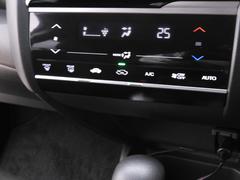 オートエアコンは温度を設定すれば自動で快適な状態をキープしてくれるので運転中の温度操作が減り安全面でも安心ですね。 6