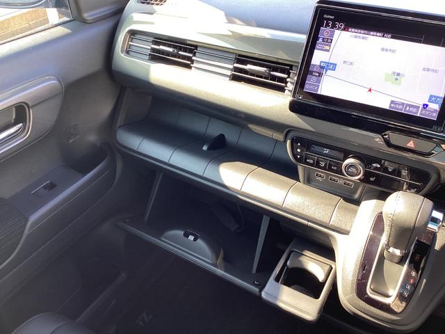 �傫�ڂ̃O���[�u�{�b�N�X�Ǝ��[���h�����N�z���_�[�i����ȁj�B