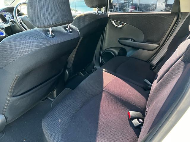 フィットハイブリッド スマートセレクション　純正ギャザーズナビ　フルセグ　Ｂｌｕｅｔｏｏｔｈオーディオ接続　バックカメラ　ＥＴＣ　クルーズコントロール　ディスチャージヘッドライト（32枚目）