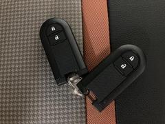 電子カードキーを携帯していれば、ドアハンドルやバックドアのリクエストスイッチを押すだけでドアの施錠・解錠気軽に出来ます。遠くはなれた場所からの操作も可能です。盗難防止のイモビライザー機能装備です！！！ 4