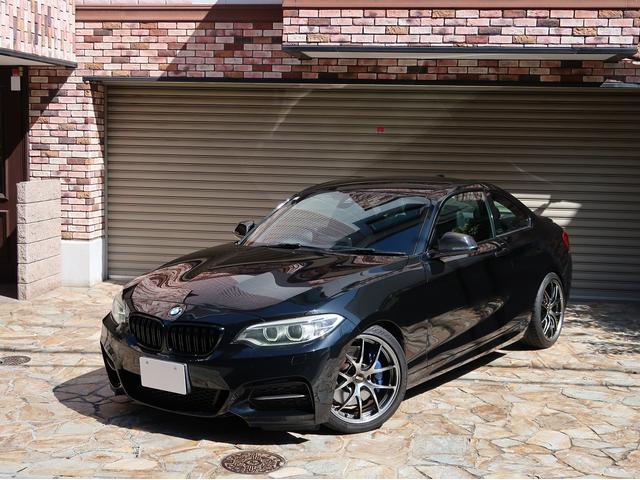 ２シリーズ Ｍ２３５ｉクーペ　６速マニュアル／ＢＢＳ　ＲＩ－Ａ１８インチ／ビルシュタイン／レムスマフラー／Ｍパフォーマンスカーボンパネル／ブラックレザー／ダウンパイプ／ＦＴＰチャージパイプ／純正ナビ／バックカメラＥＴＣ／点検記録簿（2枚目）