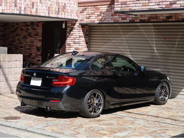 ２シリーズ Ｍ２３５ｉクーペ　６速マニュアル／ＢＢＳ　ＲＩ－Ａ１８インチ／ビルシュタイン／レムスマフラー／Ｍパフォーマンスカーボンパネル／ブラックレザー／ダウンパイプ／ＦＴＰチャージパイプ／純正ナビ／バックカメラＥＴＣ／点検記録簿（3枚目）