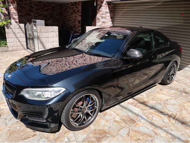２シリーズ Ｍ２３５ｉクーペ　６速マニュアル／ＢＢＳ　ＲＩ－Ａ１８インチ／ビルシュタイン／レムスマフラー／Ｍパフォーマンスカーボンパネル／ブラックレザー／ダウンパイプ／ＦＴＰチャージパイプ／純正ナビ／バックカメラＥＴＣ／点検記録簿（6枚目）