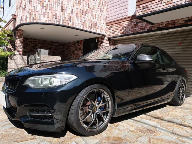 ２シリーズ Ｍ２３５ｉクーペ　６速マニュアル／ＢＢＳ　ＲＩ－Ａ１８インチ／ビルシュタイン／レムスマフラー／Ｍパフォーマンスカーボンパネル／ブラックレザー／ダウンパイプ／ＦＴＰチャージパイプ／純正ナビ／バックカメラＥＴＣ／点検記録簿（8枚目）