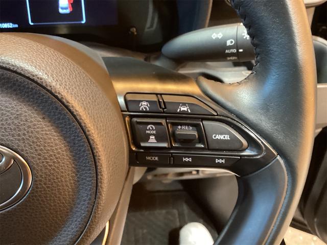 自ら操るハンドル！ドライバーの生命線です。目線を大きくそらすことなくボタンの操作を行うことができるので、安全にも配慮できますね。