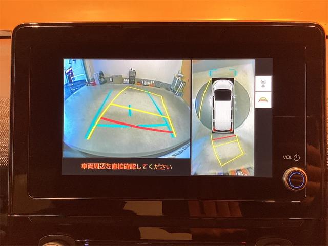 【全方位型モニター】クルマを上空から見下ろしているかのように、直感的に周囲の状況を把握できる全方位型モニター。狭い場所での駐車でも周囲が映像で確認できます。