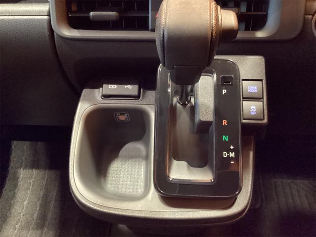 必ず使用するシフトレバー。確りと確認したいですね。