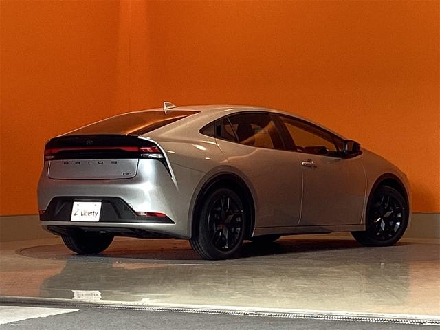 プリウス Ｘ　クリアランスソナー　レーンアシスト　オートクルーズコントロール　衝突被害軽減システム　オートライト　ＬＥＤヘッドランプ　ＣＶＴ　スマートキー　電動格納ミラー　盗難防止システム　ＡＢＳ　ＥＳＣ　エアコン（5枚目）