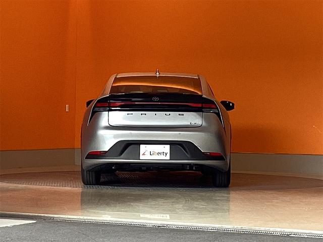 プリウス Ｘ　クリアランスソナー　レーンアシスト　オートクルーズコントロール　衝突被害軽減システム　オートライト　ＬＥＤヘッドランプ　ＣＶＴ　スマートキー　電動格納ミラー　盗難防止システム　ＡＢＳ　ＥＳＣ　エアコン（6枚目）