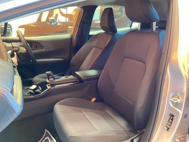 プリウス Ｘ　クリアランスソナー　レーンアシスト　オートクルーズコントロール　衝突被害軽減システム　オートライト　ＬＥＤヘッドランプ　ＣＶＴ　スマートキー　電動格納ミラー　盗難防止システム　ＡＢＳ　ＥＳＣ　エアコン（9枚目）