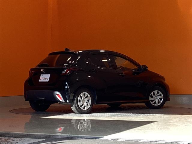 ヤリス Ｘ　ＥＴＣ　全周囲カメラ　レーンアシスト　衝突被害軽減システム　オートマチックハイビーム　オートライト　キーレスエントリー　電動格納ミラー　ＣＶＴ　盗難防止システム　衝突安全ボディ（8枚目）