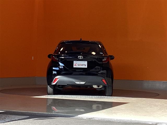 ヤリス Ｘ　ＥＴＣ　全周囲カメラ　レーンアシスト　衝突被害軽減システム　オートマチックハイビーム　オートライト　キーレスエントリー　電動格納ミラー　ＣＶＴ　盗難防止システム　衝突安全ボディ（9枚目）