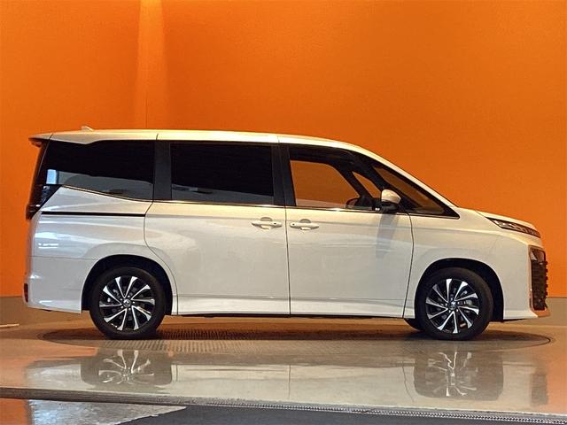 ヴォクシー ハイブリッドS-Z 登録済未使用車 禁煙車 トヨタセーフティセンス 純正10.5インチディスプレイ Bluetooth対応 Bカメラ フリップダウンモニター 両側自動ドア クルーズコントロール LEDヘッドライト(7枚目)