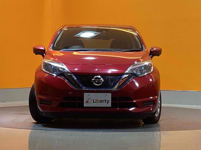 ノート Ｘ　ＥＴＣ　全周囲カメラ　ＴＶ　クリアランスソナー　レーンアシスト　衝突被害軽減システム　スマートキー　電動格納ミラー　ＣＶＴ　盗難防止システム　衝突安全ボディ　ＡＢＳ　ＥＳＣ　ＣＤ（5枚目）