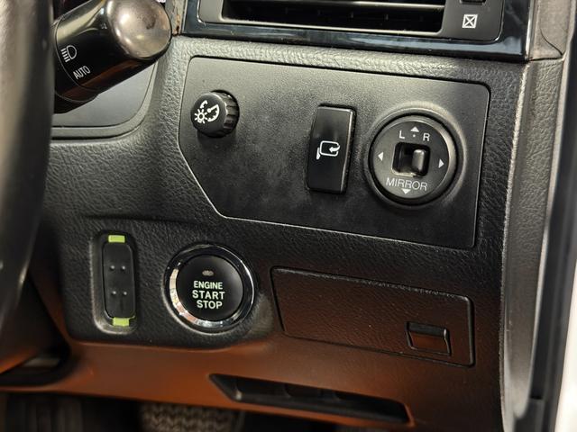 クラウン アスリート　サンルーフ　車高調　Ｂｌｕｅｔｏｏｔｈ対応可済み　２５００ｃｃ　マルチナビ　ＥＴＣ　ＨＩＤ　フォグ　オートエアコン　パワーシート　ウッドコンビステアリング　ＬＥＤテール　スモークフィルム施工済み（14枚目）
